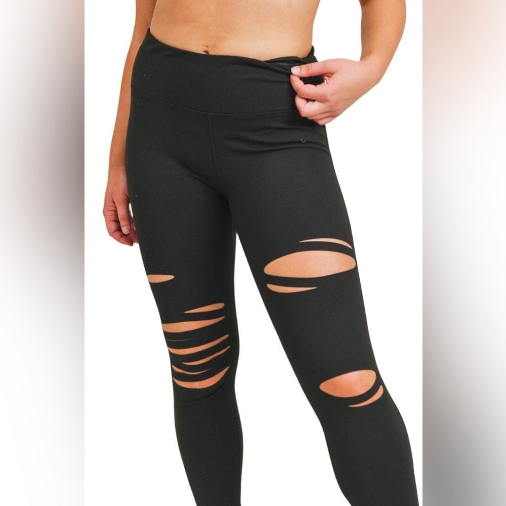 Mono B Black Cutout Active Leggings
Size: 1XL NWT